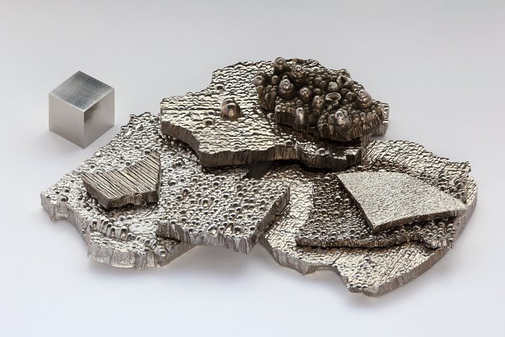 Elektrolitinis kobaltas ir 1 cm³ kubas iš kobalto. Nuotr. Photo by Images of Elements, licens. CC BY-SA 3.0