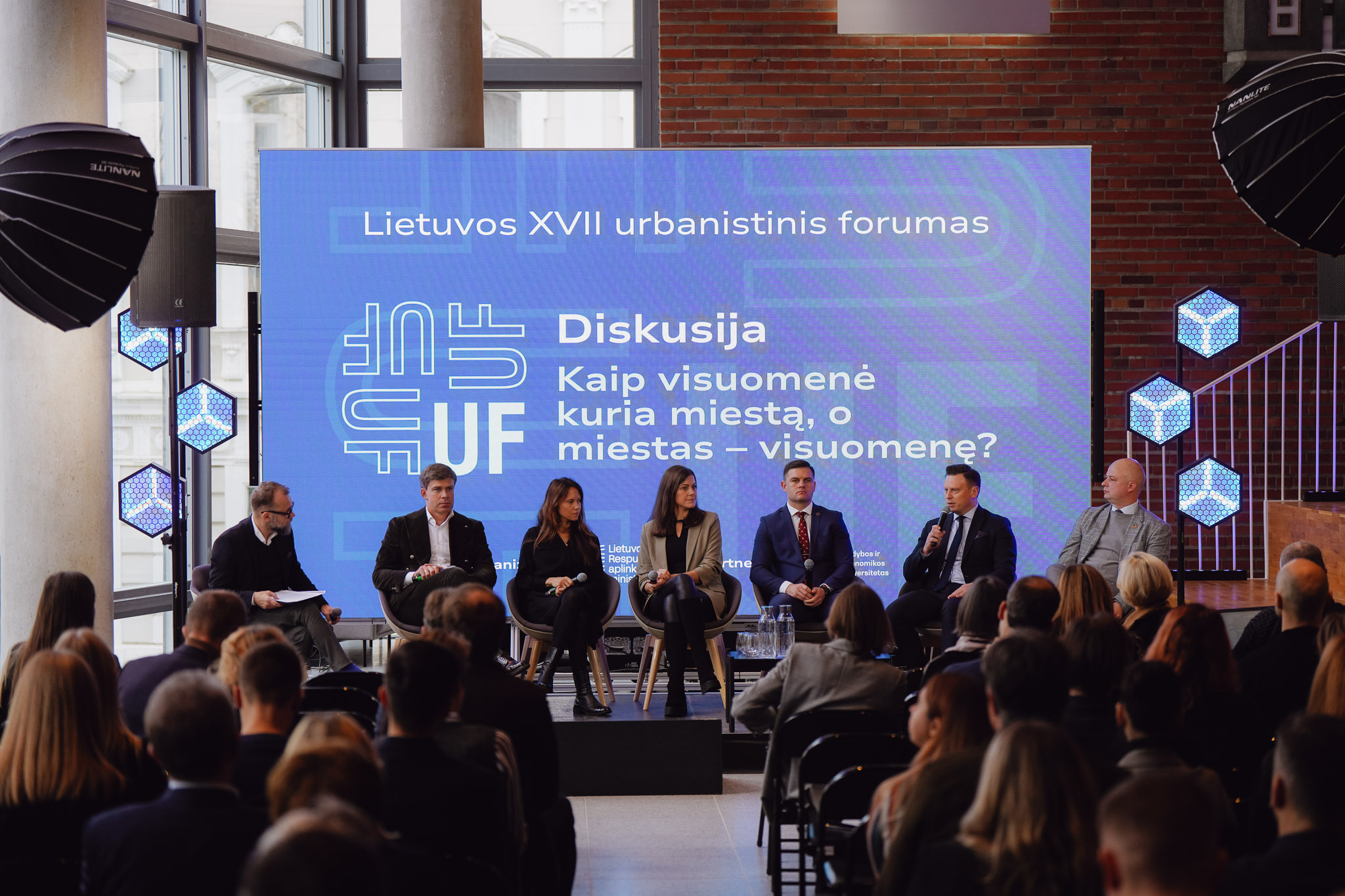 diskusijos dalyviai.jpg